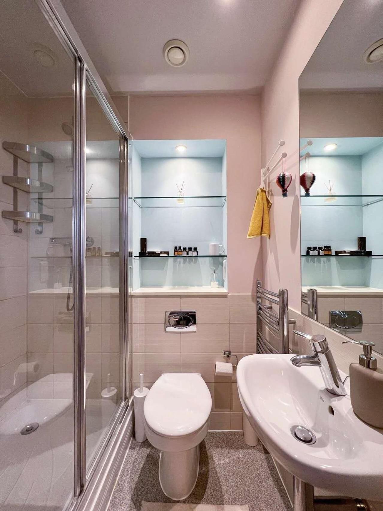 Apartment A Private Bedroom With Art Style Located In The Center Portsmouth