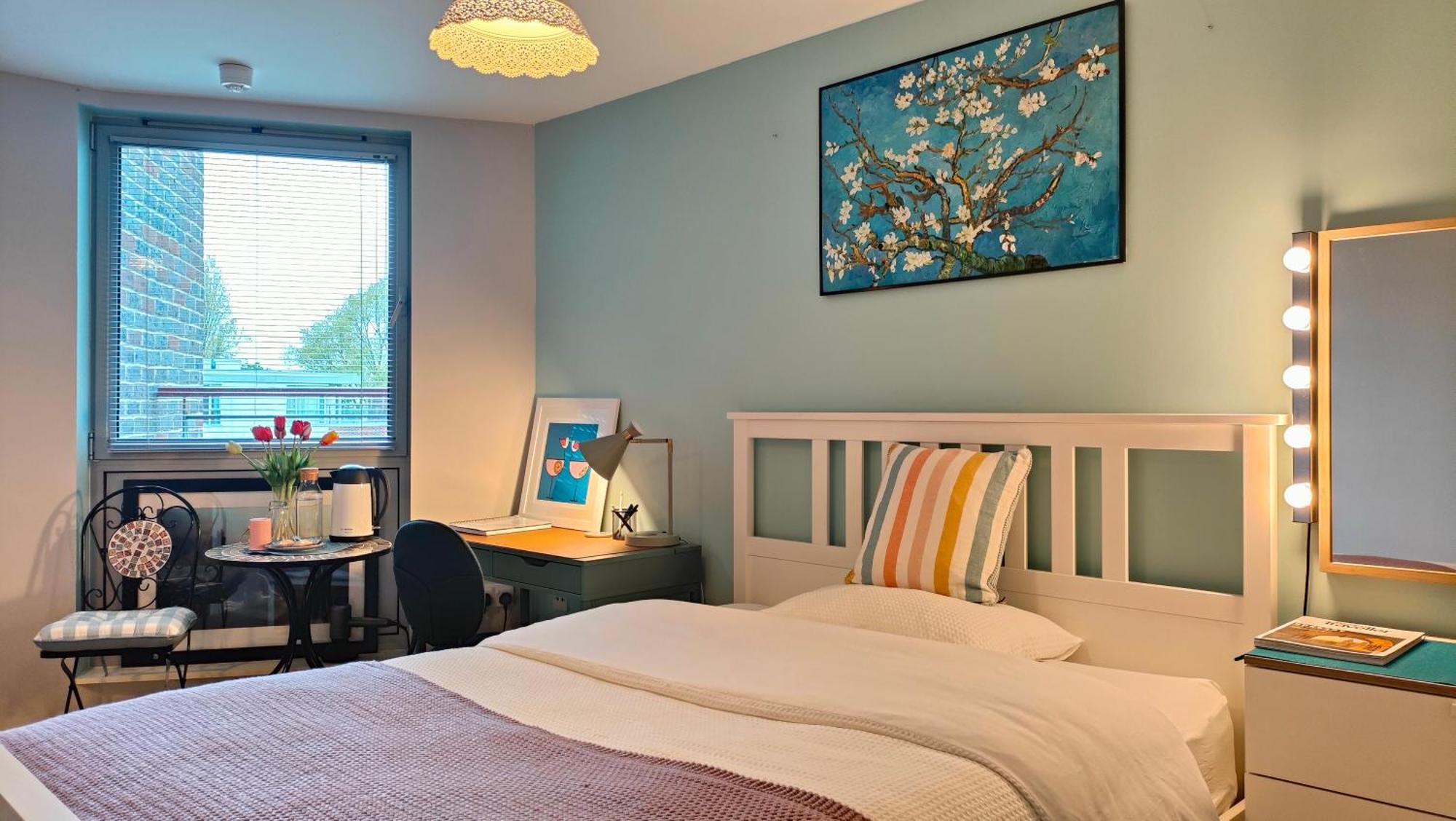Apartment A Private Bedroom With Art Style Located In The Center