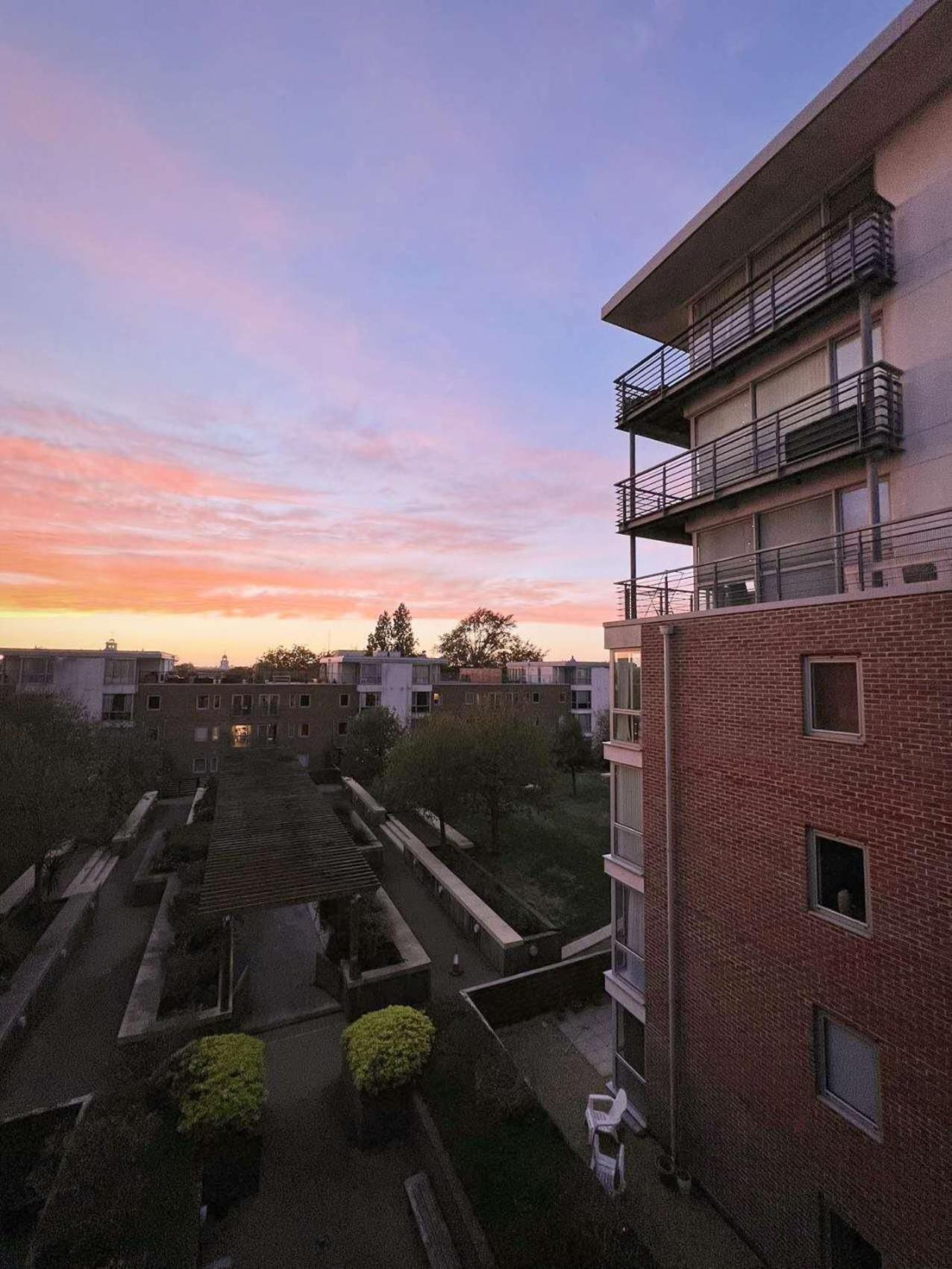 A Private Bedroom With Art Style Located In The Center * Portsmouth