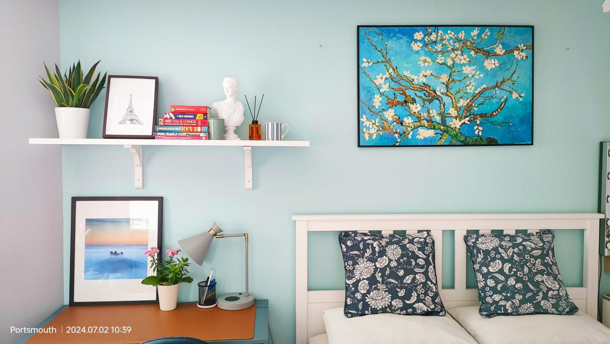 A Private Bedroom With Art Style Located In The Center * Portsmouth